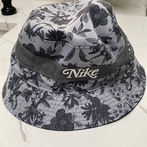 Reversible Nike, golf bucket hat
